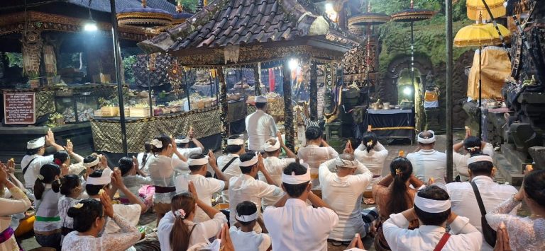 Ribuan Pasemetonan Maha Gotra Tirta Harum Nusantara Khusyuk Ikuti Pujawali di Pura Kawitan Tirta Harum dan Pura Kawitan Jero Puri