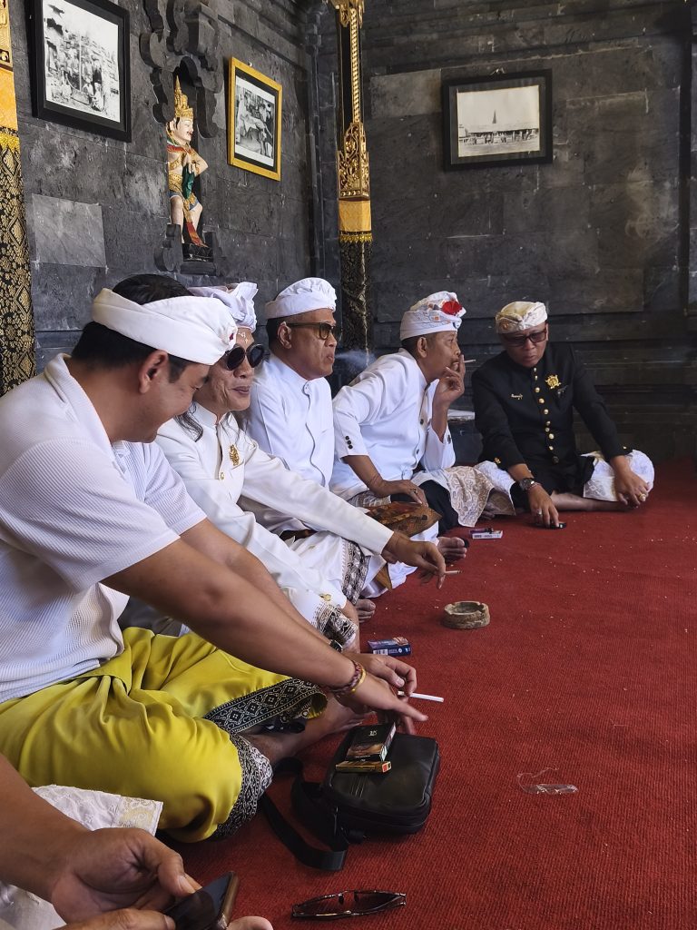 Penglingsir dan Prajuru MGTH Pusat Hadiri Pujawali di Pura Tuluk Biyu Batur.
